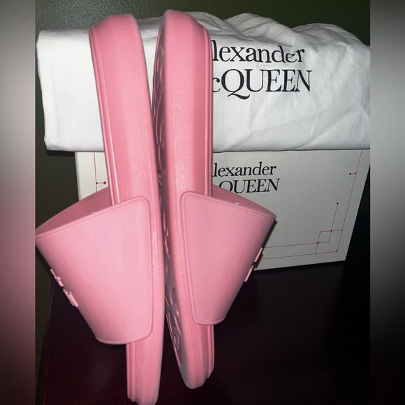 Alexander McQueen Women’s Logo Patch Pool Slides, Pastel Pink Size 41+(US 11.5) - Picture 9 of 10